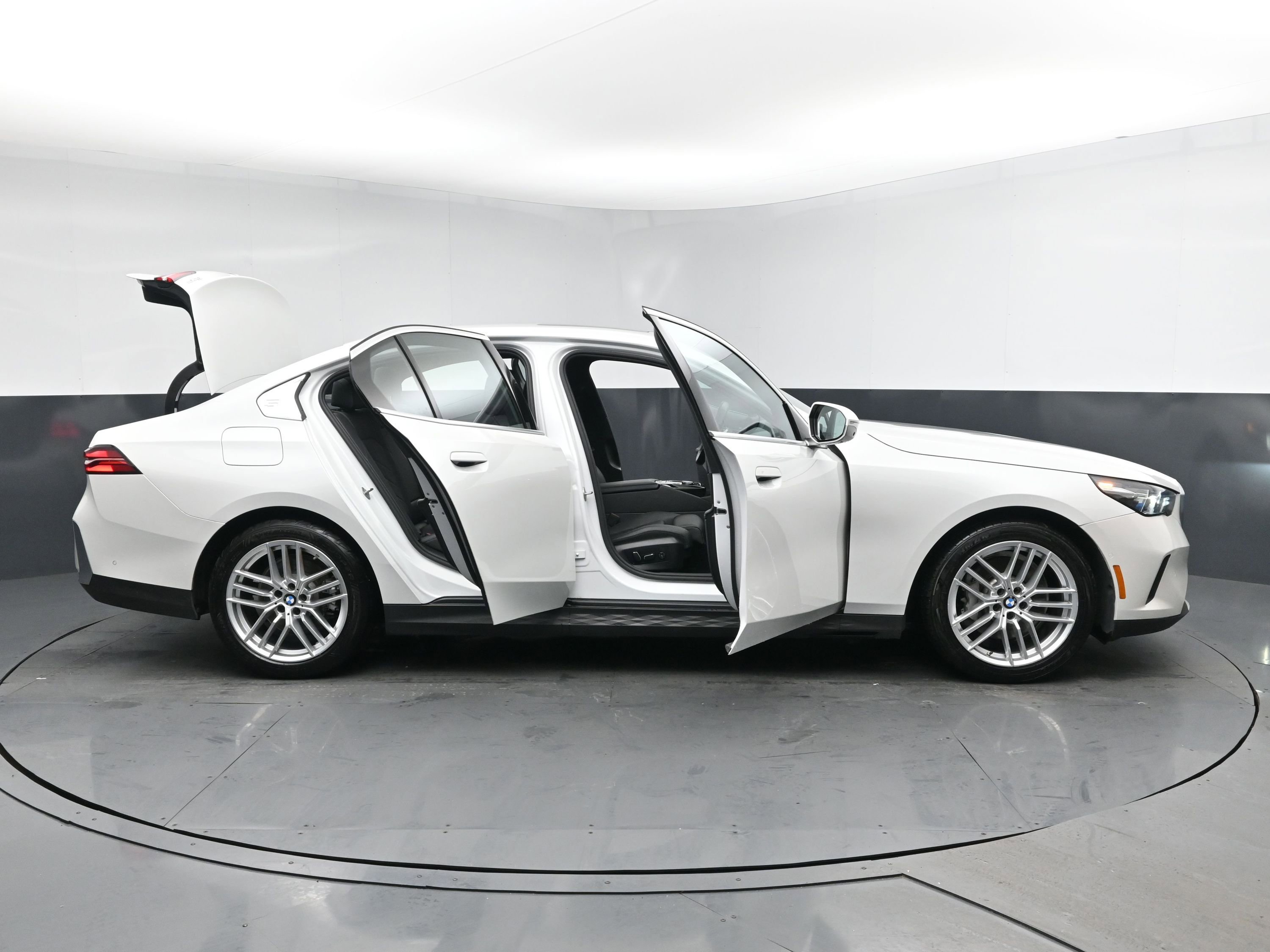 Used 2025 BMW 530i RWD image 28