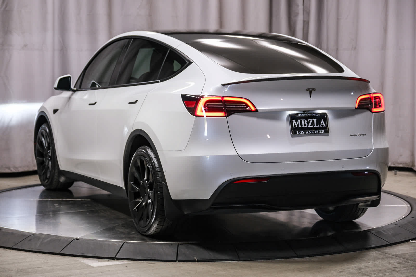 Used 2022 Tesla Model Y Long Range AWD/4WD image 2
