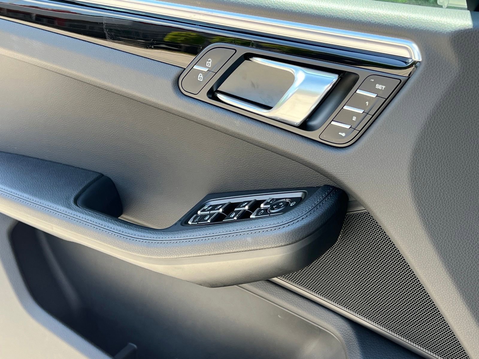 Certified 2025 Porsche Macan AWD/4WD image 34