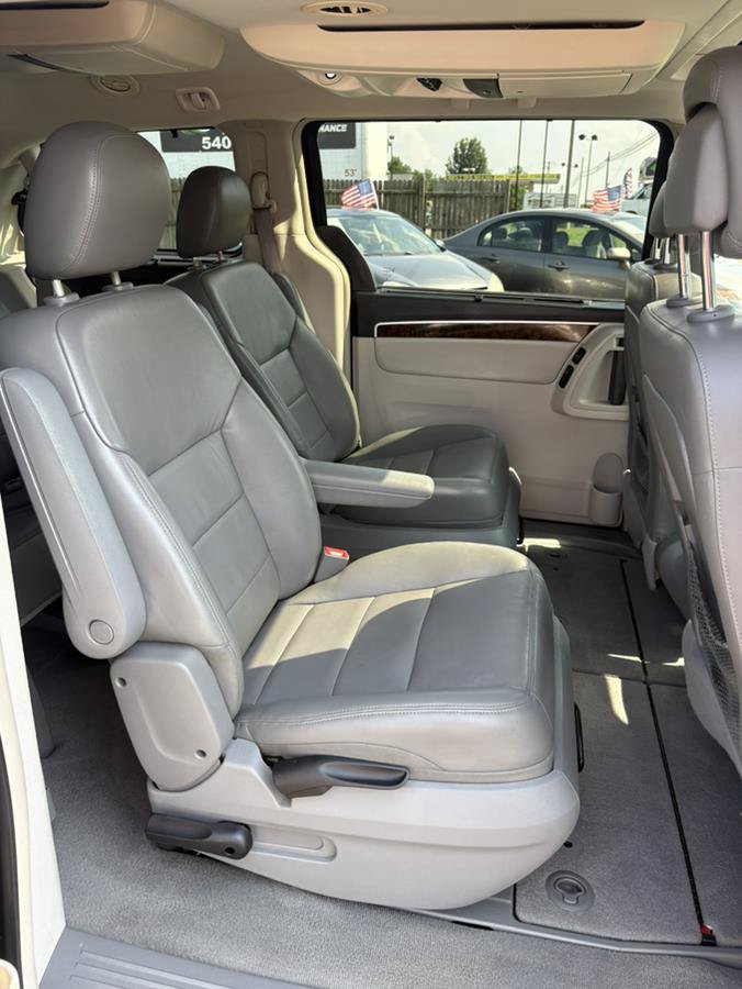 Used 2013 Volkswagen Routan SEL Premium FWD image 16