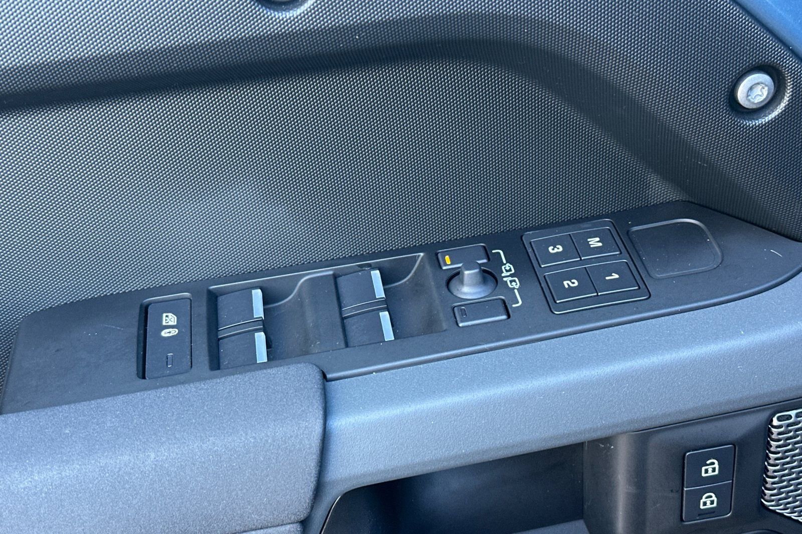 Used 2023 Land Rover Defender 110 X-Dynamic SE image 13