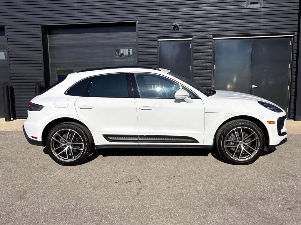 Certified 2025 Porsche Macan image 11