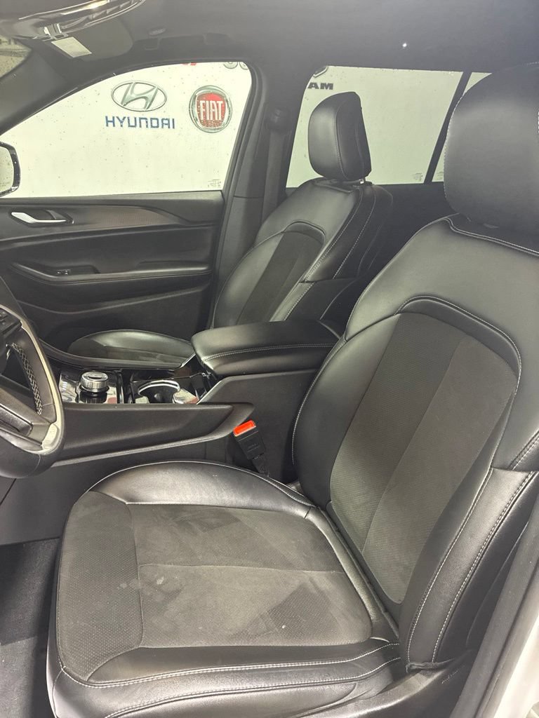 Used 2023 Jeep Grand Cherokee Altitude AWD/4WD image 11