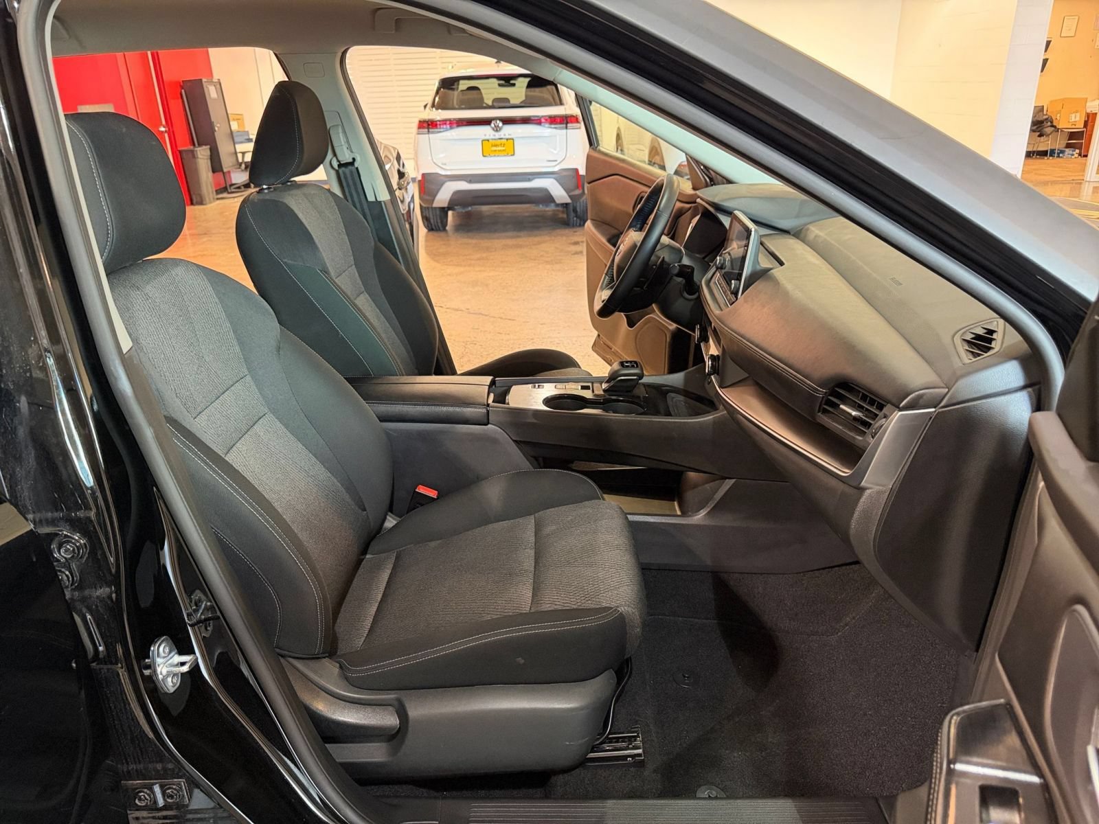 Used 2025 Nissan Rogue SV FWD image 36