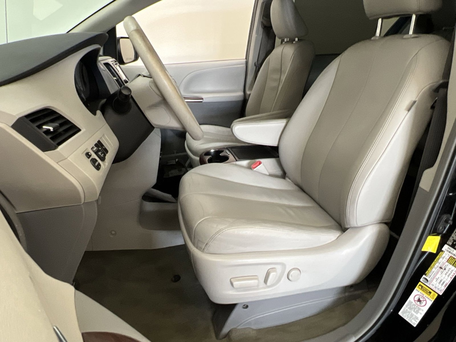 Used 2013 Toyota Sienna XLE image 12