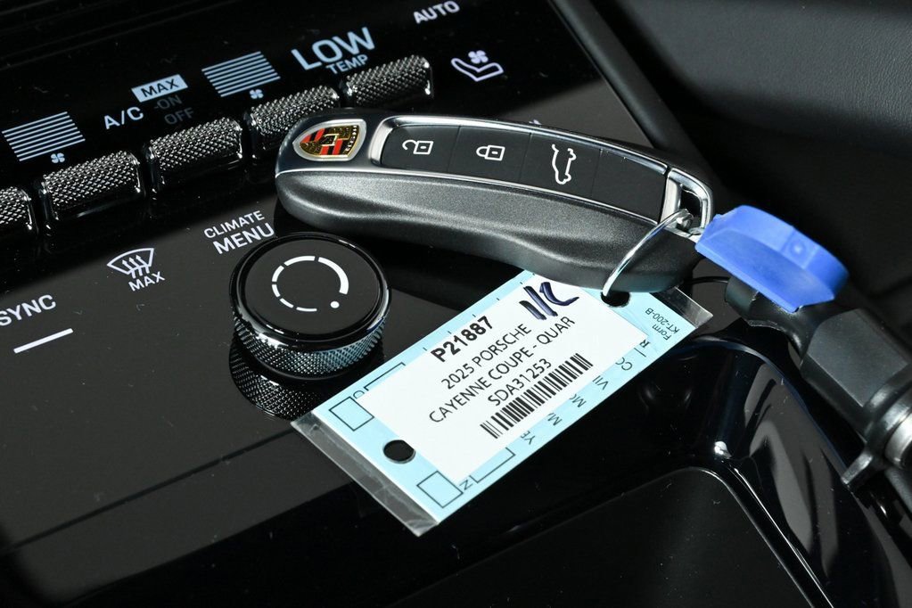 Certified 2025 Porsche Cayenne Coupe image 14