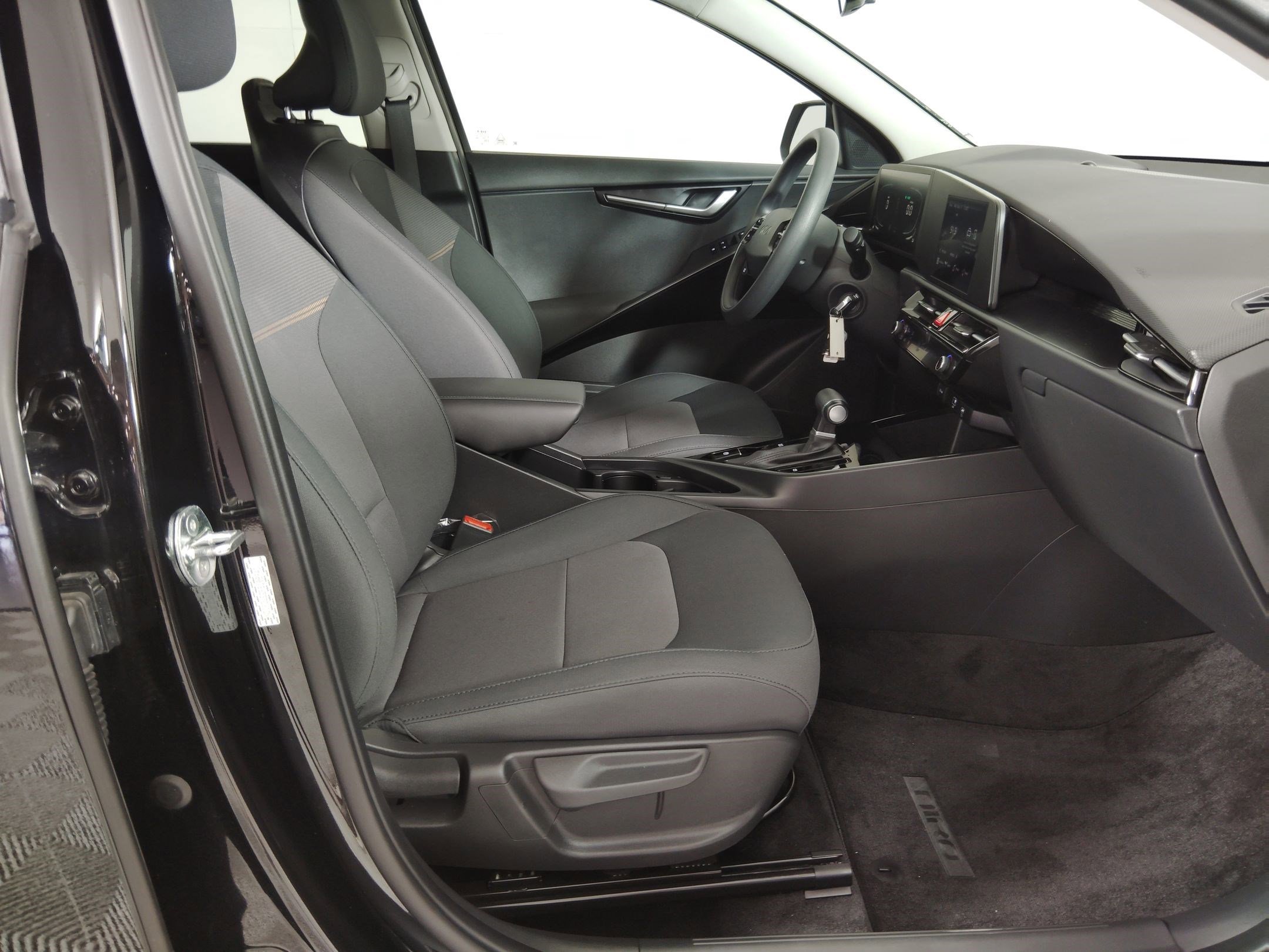 Used 2023 Kia Niro LX image 24