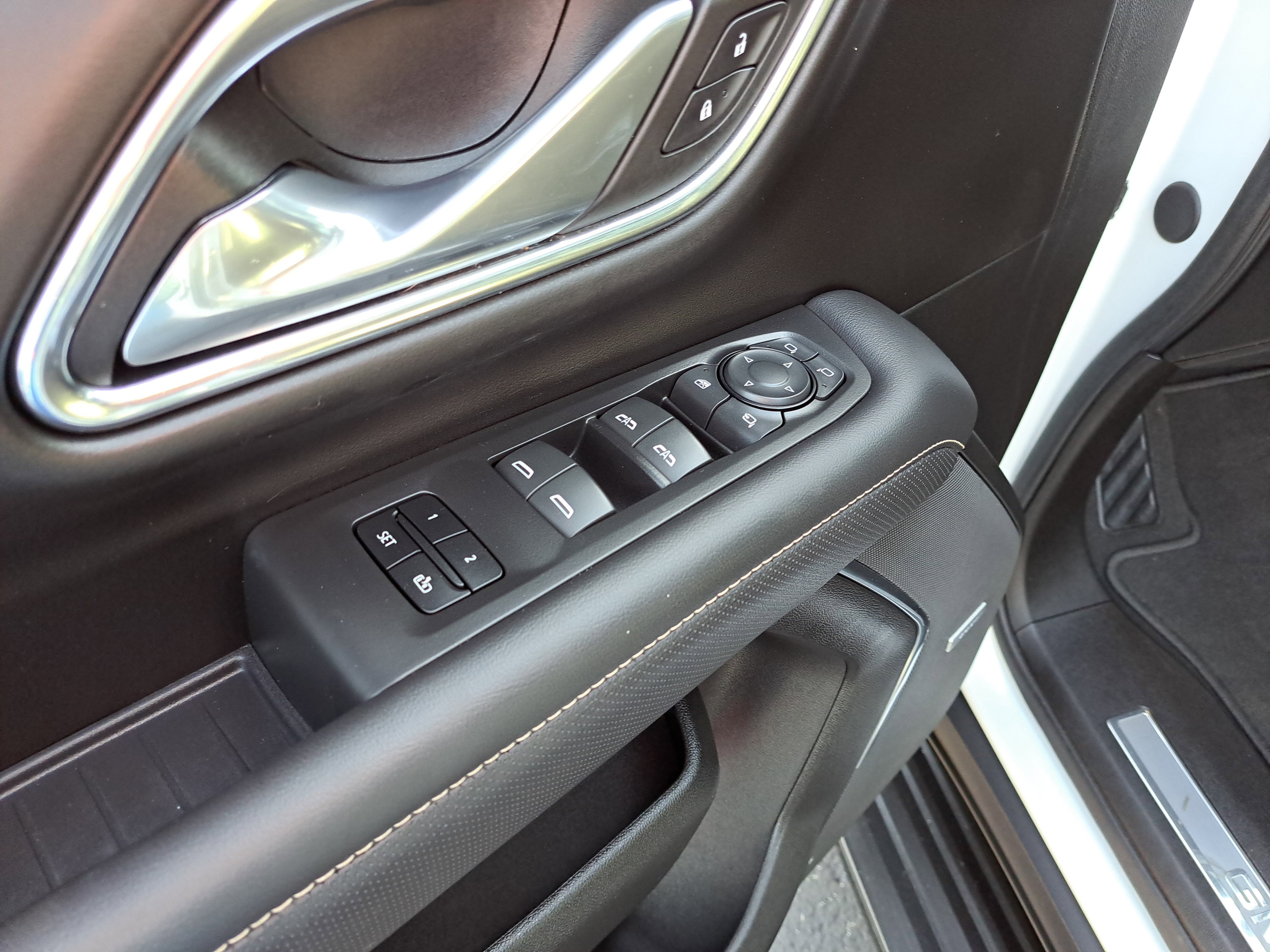 Used 2023 GMC Yukon SLT w/ SLT Premium Package image 15