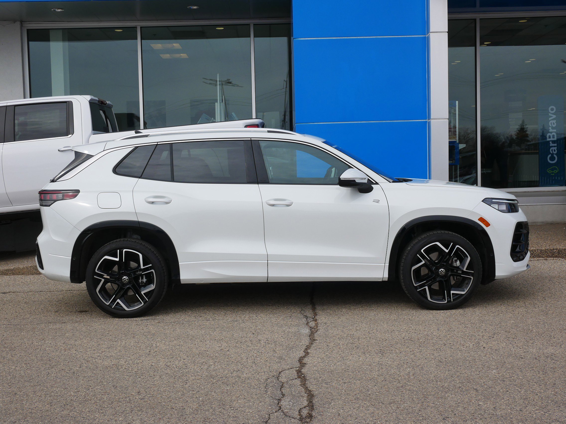 Used 2026 Volkswagen Tiguan SEL R-Line image 2