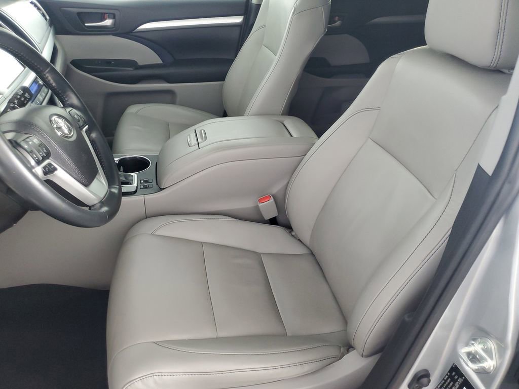 Used 2019 Toyota Highlander XLE image 12
