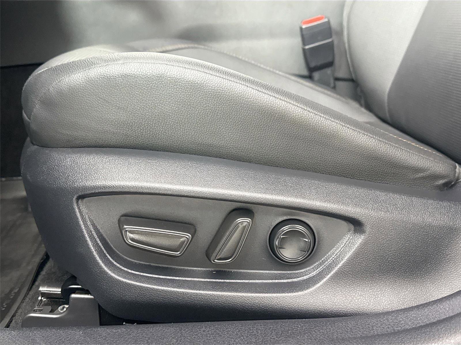 Used 2025 Toyota Camry XLE image 32