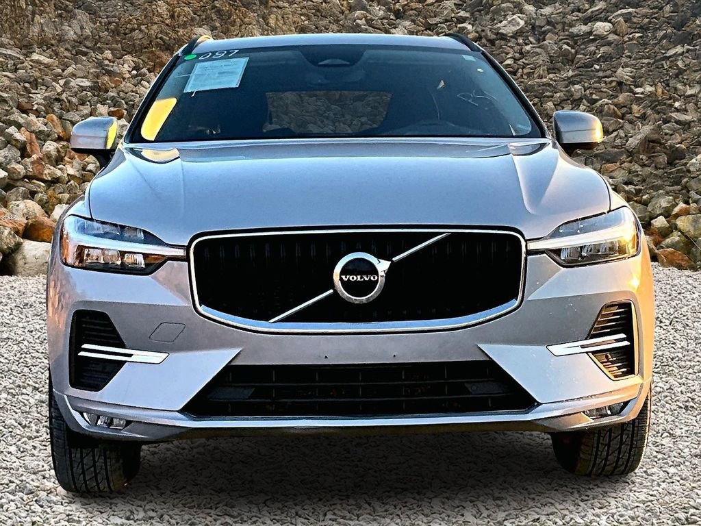 Used 2022 Volvo XC60 B5 Momentum image 3