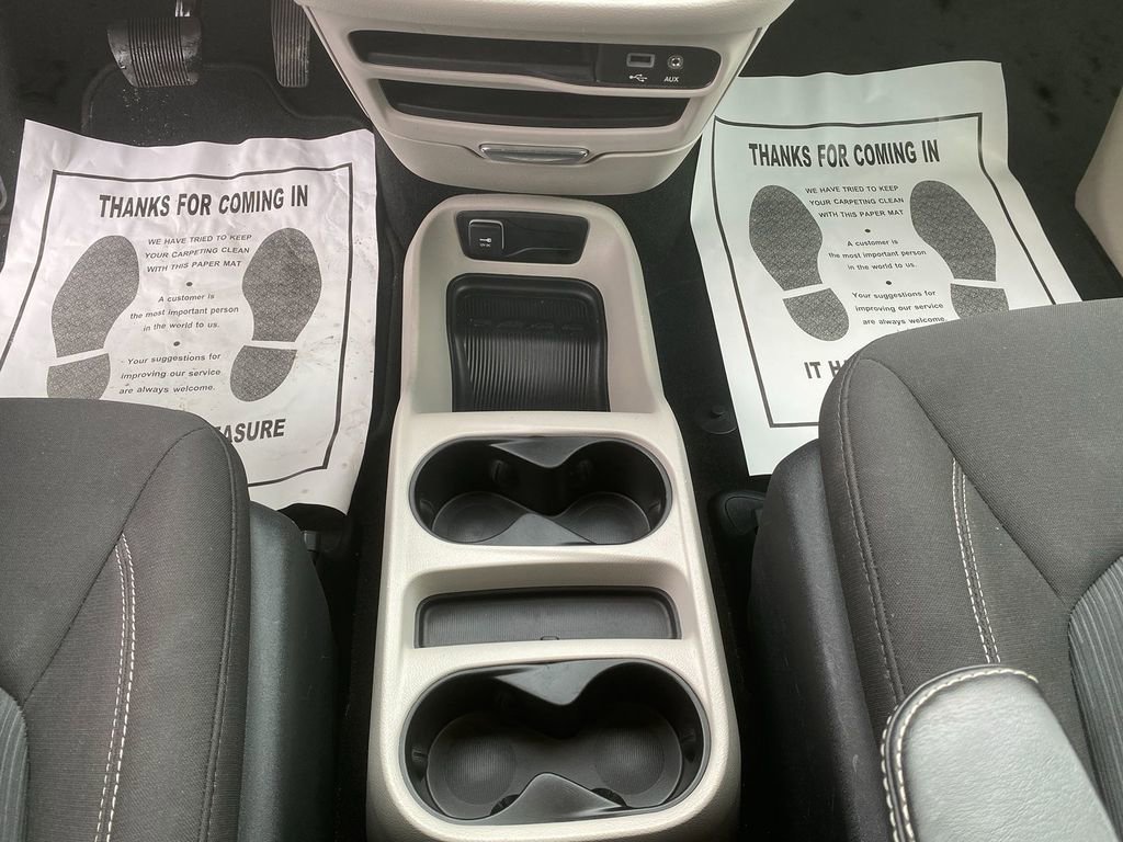 Used 2020 Chrysler Voyager LX image 22