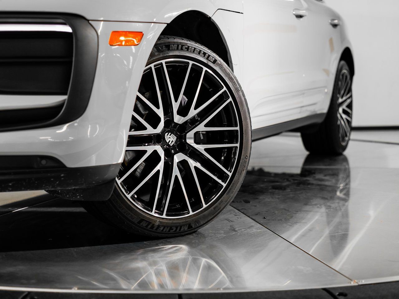 Certified 2023 Porsche Macan image 12