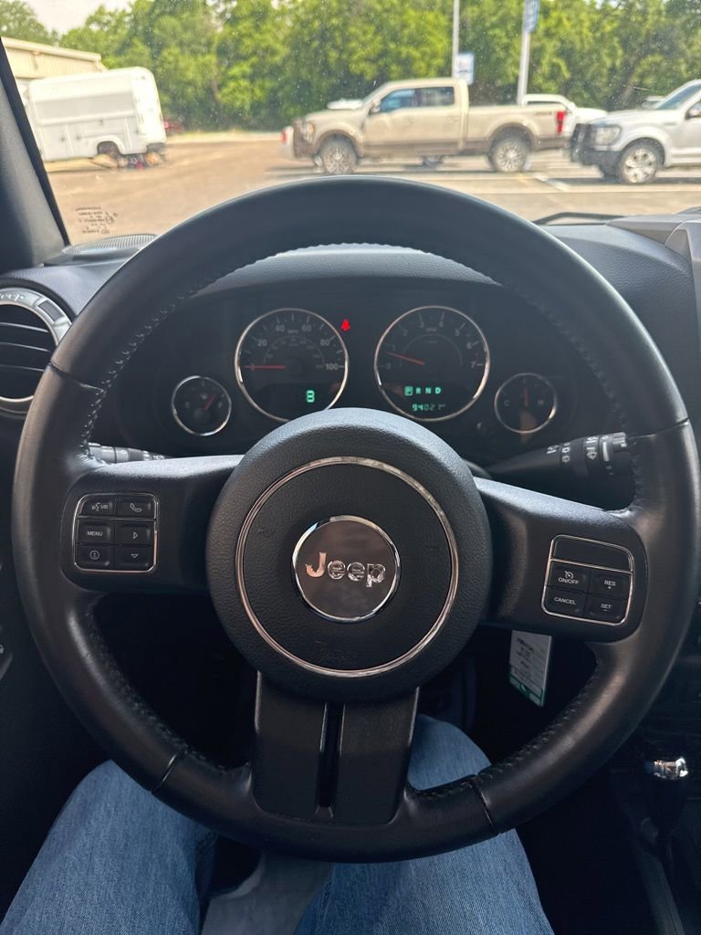 Used 2017 Jeep Wrangler Unlimited Sahara w/ Connectivity Group AWD/4WD image 10