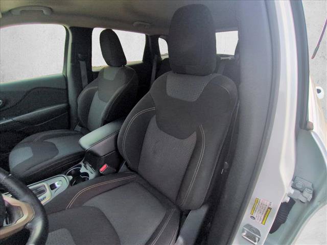 Used 2017 Jeep Cherokee Latitude FWD image 14