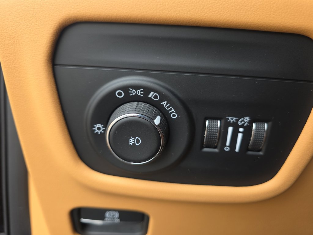 Used 2023 Jeep Grand Cherokee L Summit AWD/4WD image 19