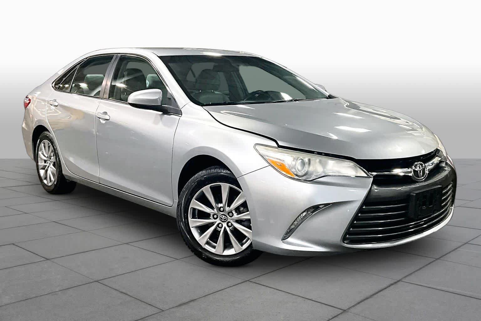 Used 2017 Toyota Camry XLE FWD image 3