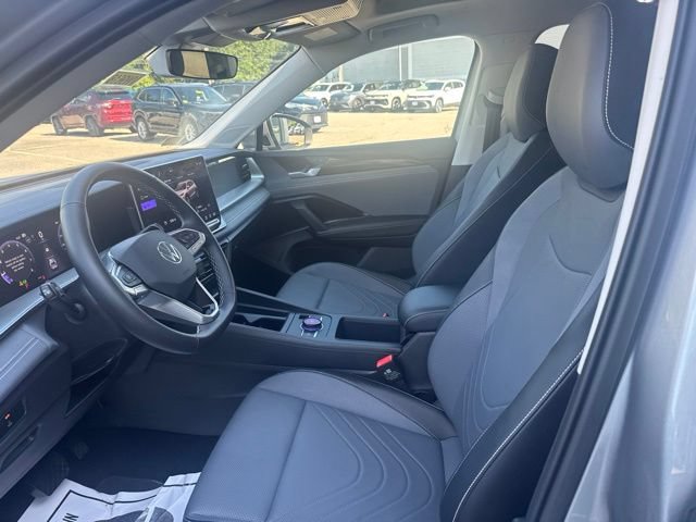 Used 2025 Volkswagen Tiguan SE AWD/4WD image 17