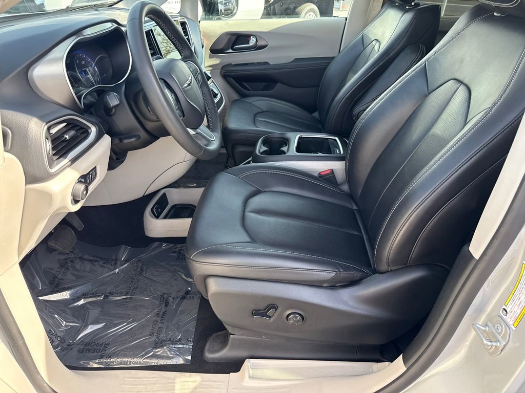 Used 2024 Chrysler Pacifica Touring-L FWD image 23