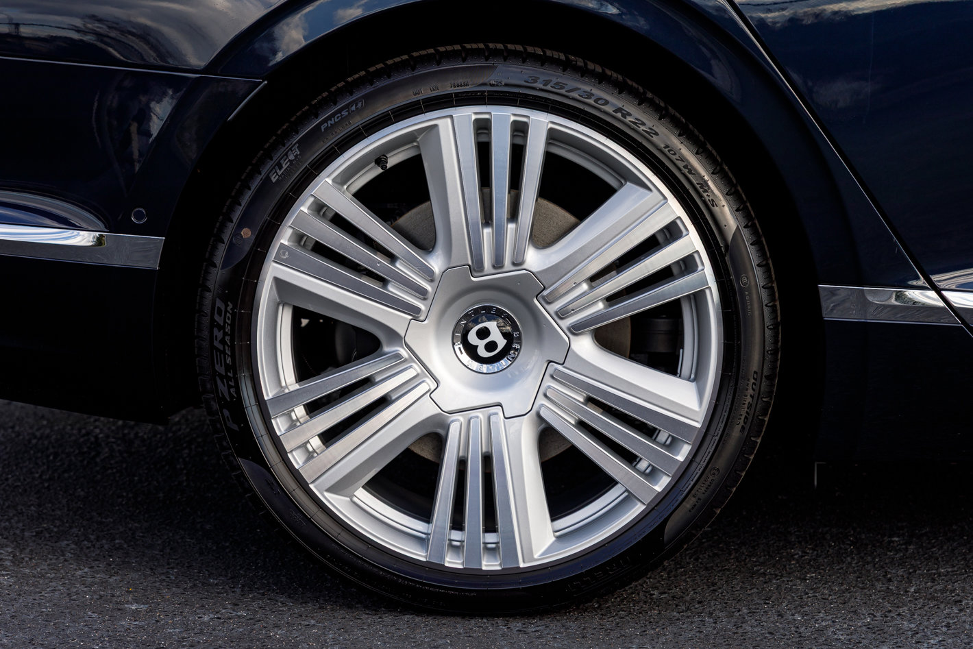 New 2026 Bentley Flying Spur Azure image 19