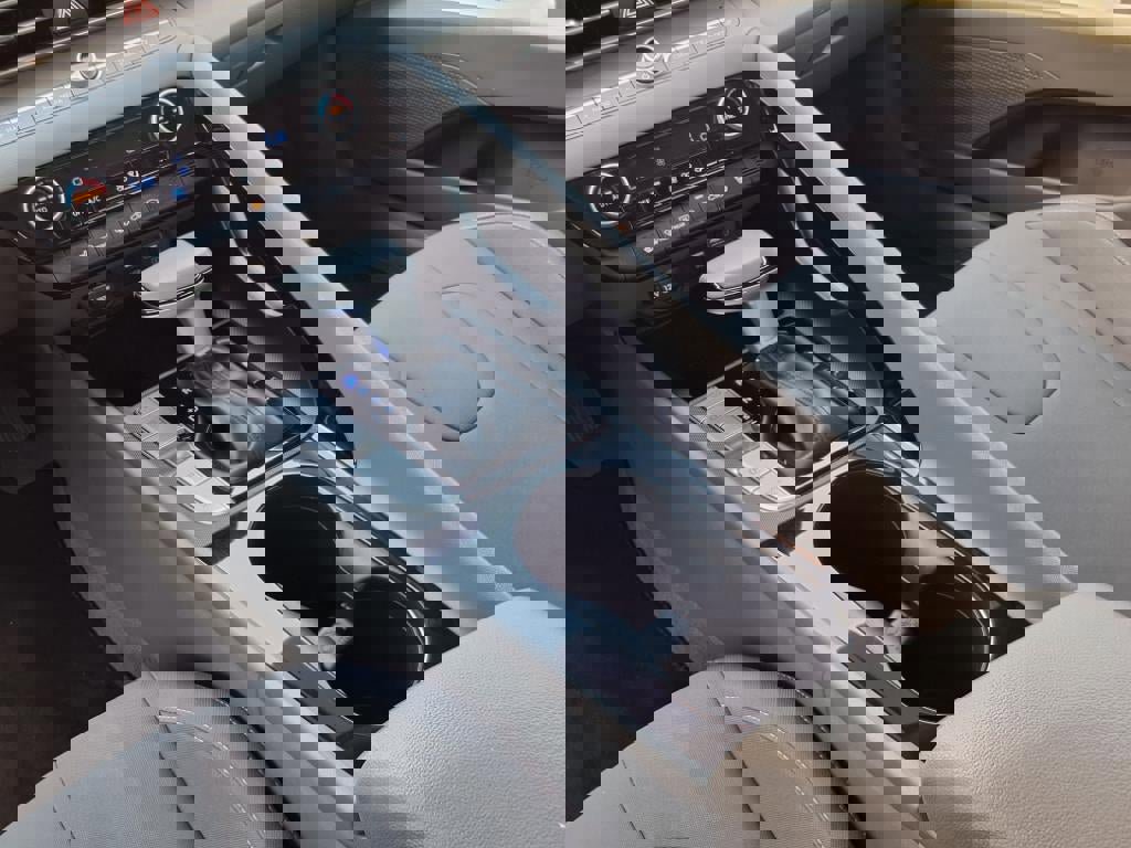 Used 2023 Hyundai Elantra SEL w/ Convenience Package image 16