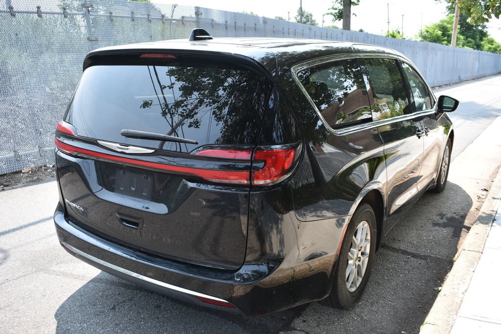 Used 2024 Chrysler Pacifica Touring-L FWD image 5