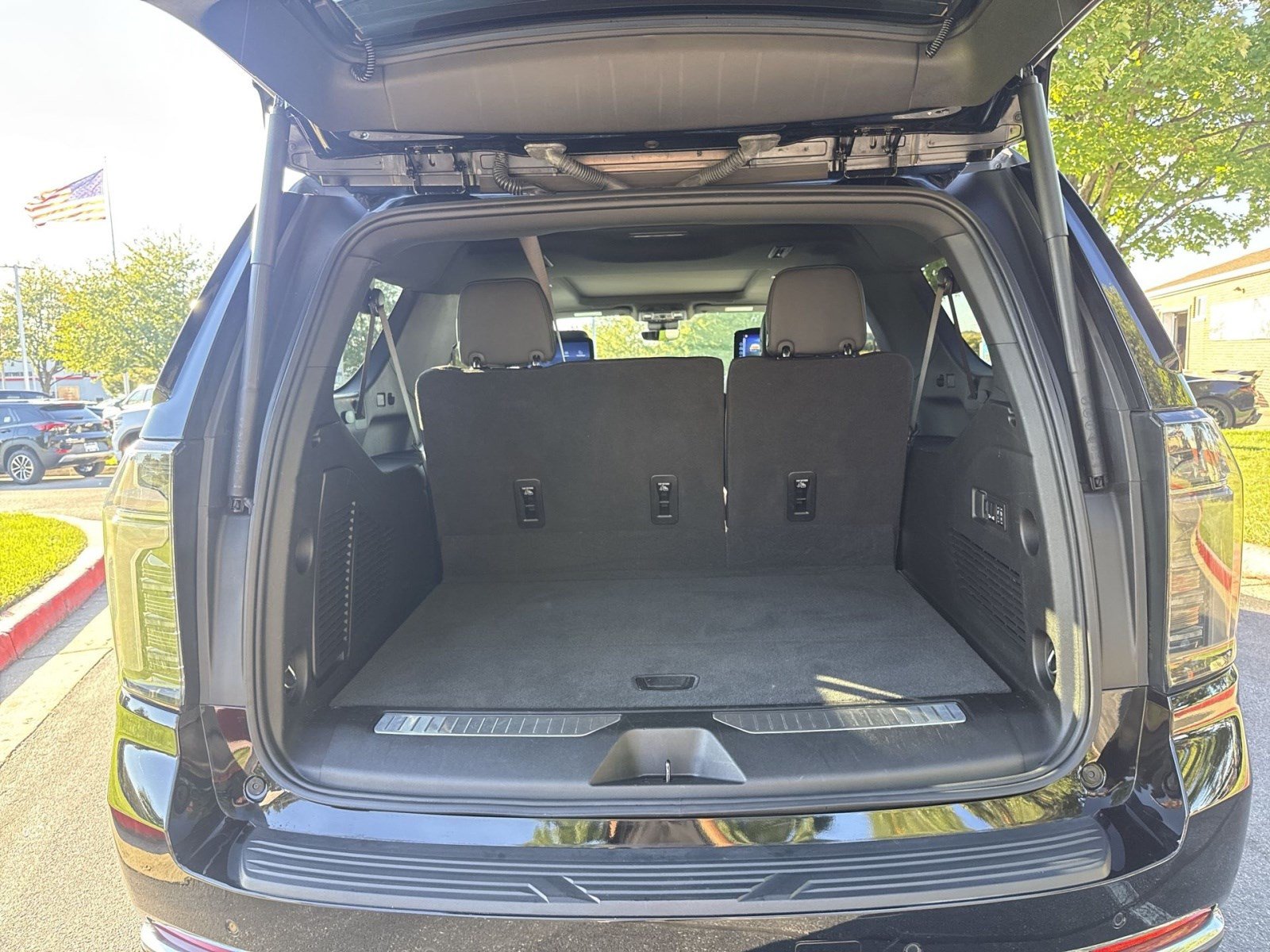 Used 2025 Chevrolet Suburban High Country AWD/4WD image 24