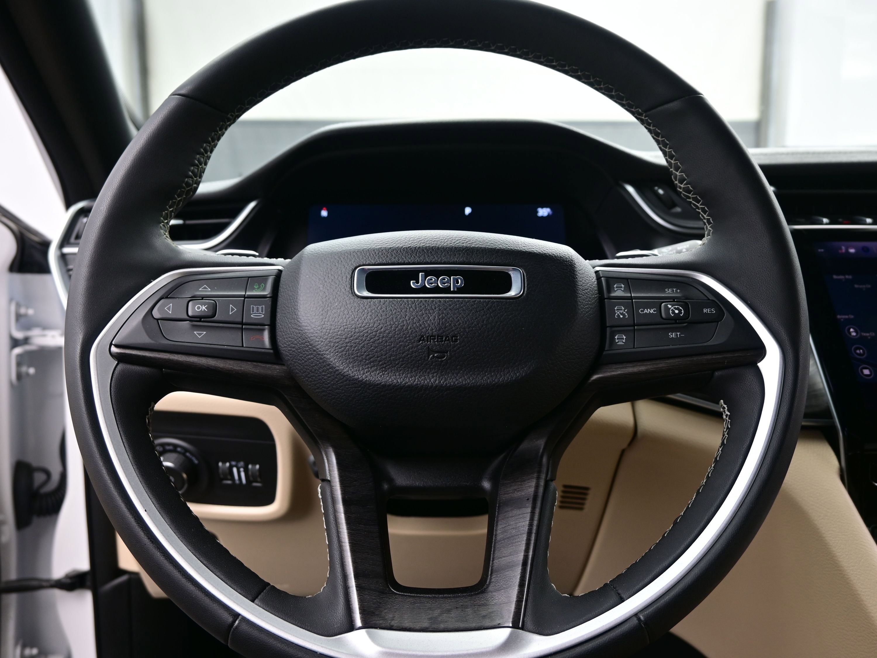 Used 2024 Jeep Grand Cherokee Limited w/ Luxury Tech Group II image 24
