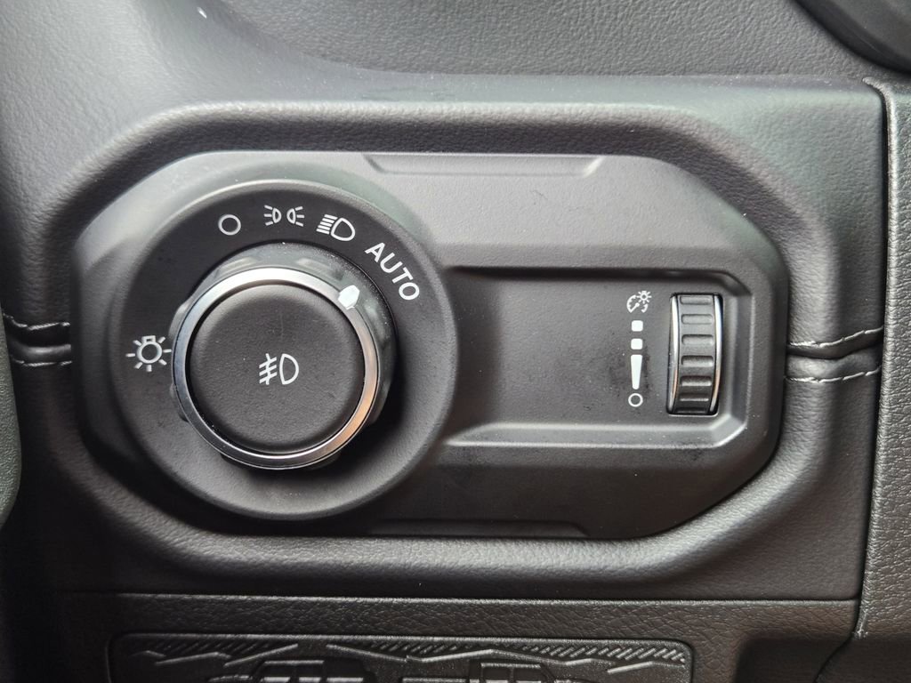Used 2025 Jeep Wrangler Unlimited Sahara AWD/4WD image 30