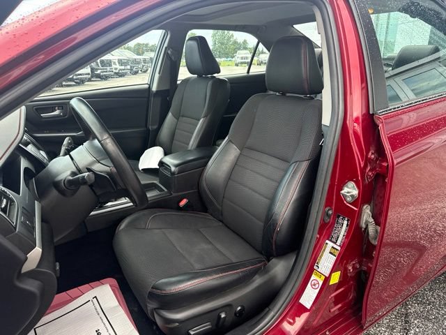 Used 2017 Toyota Camry SE w/ Moonroof Package FWD image 12