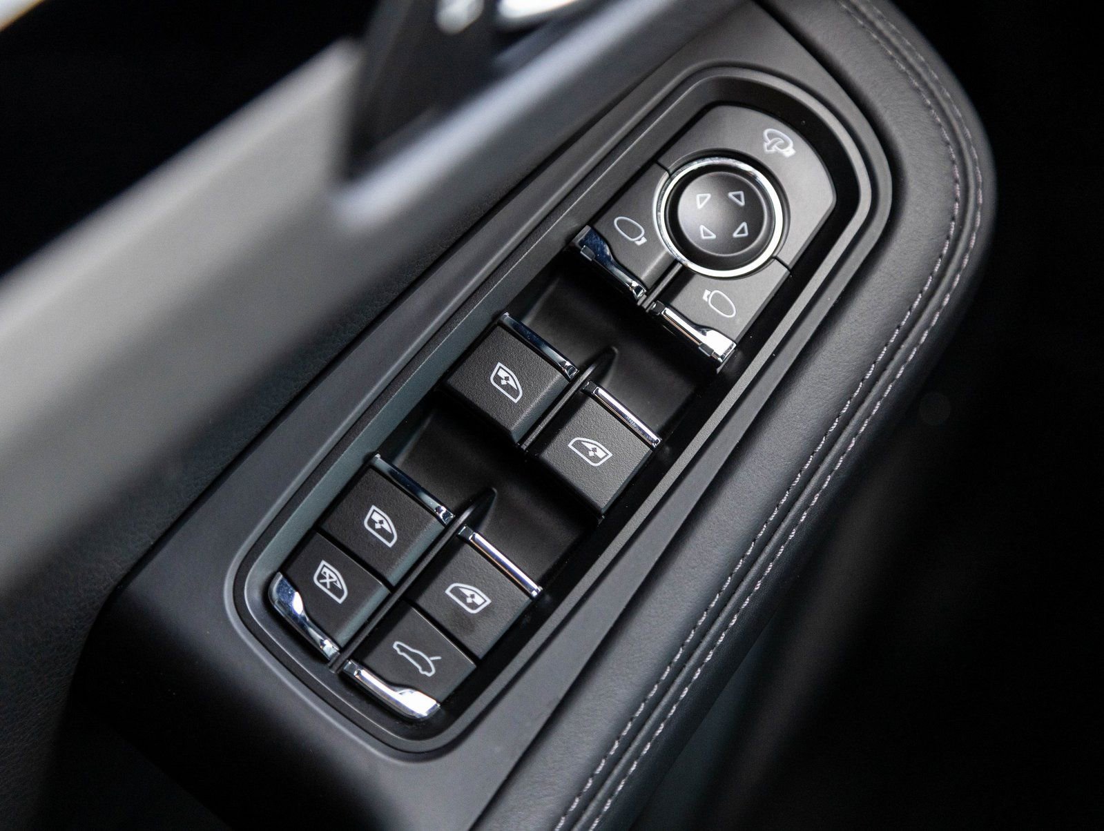 Certified 2025 Porsche Macan image 19
