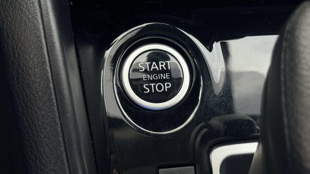 Used 2025 Nissan Versa SV FWD image 19