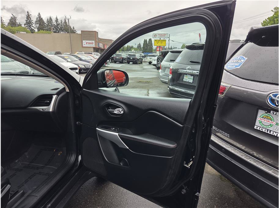 Used 2018 Jeep Cherokee Trailhawk AWD/4WD image 26