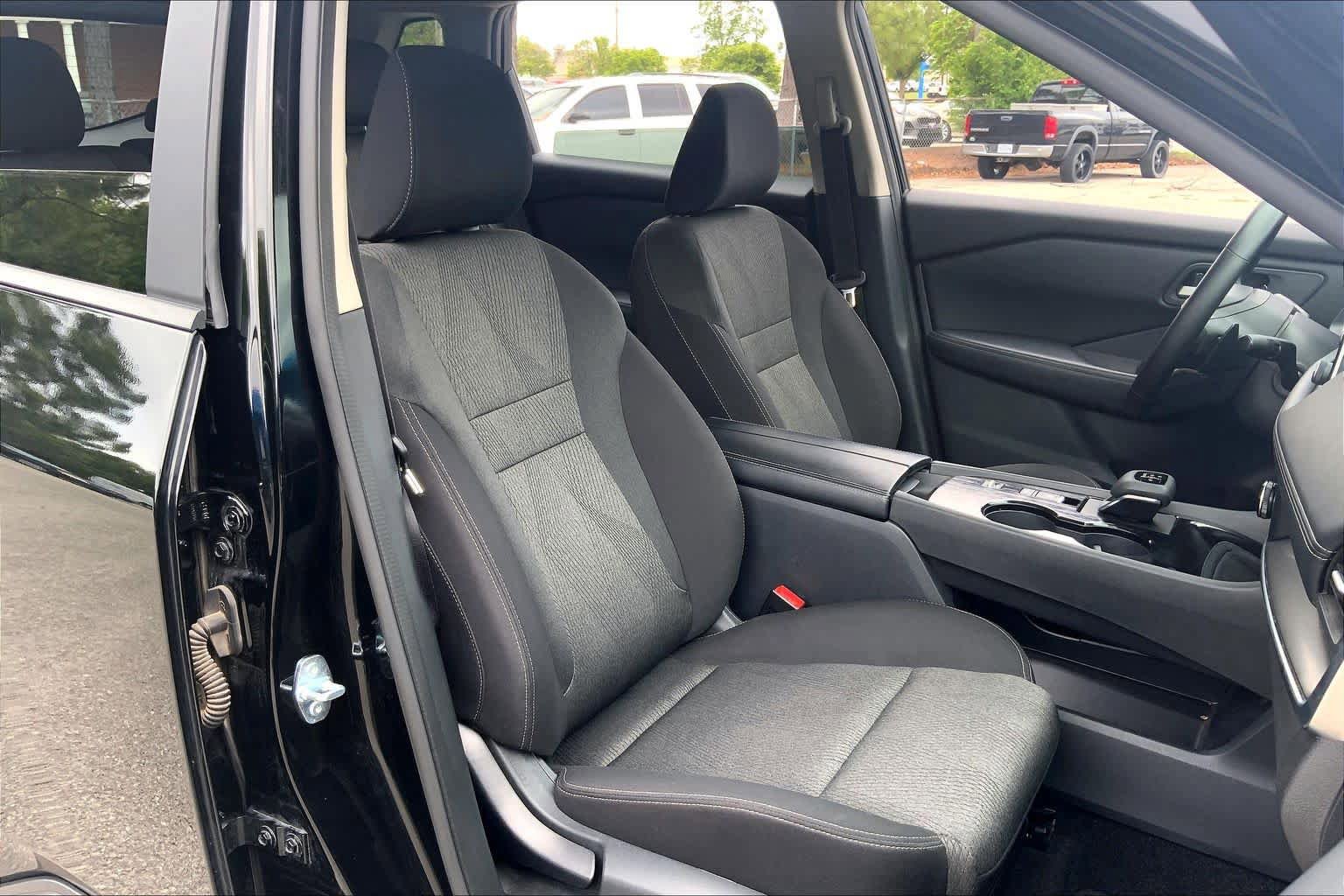 Used 2025 Nissan Rogue SV FWD image 9