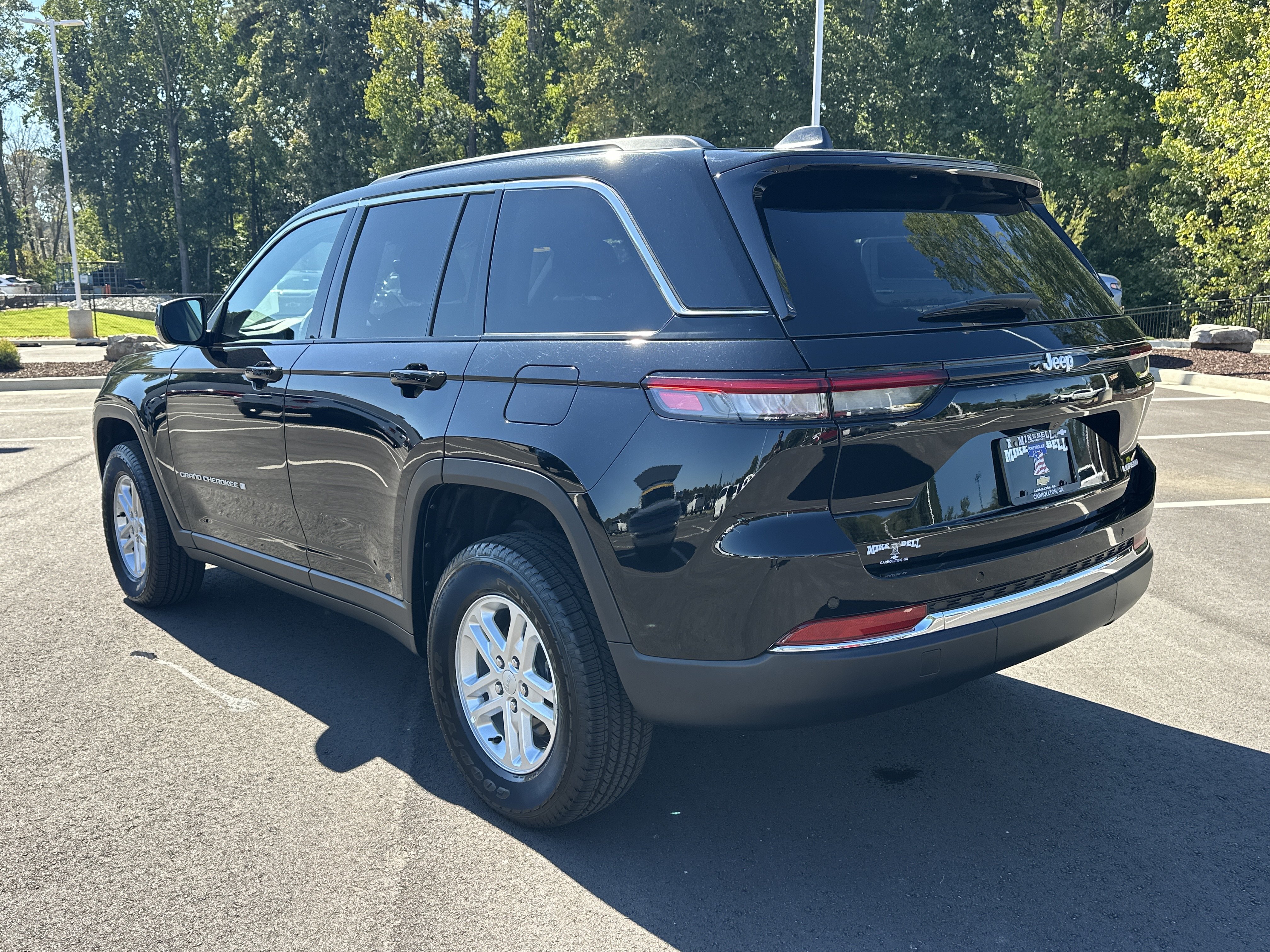 Used 2025 Jeep Grand Cherokee Laredo w/ Luxury Tech Group I RWD image 6