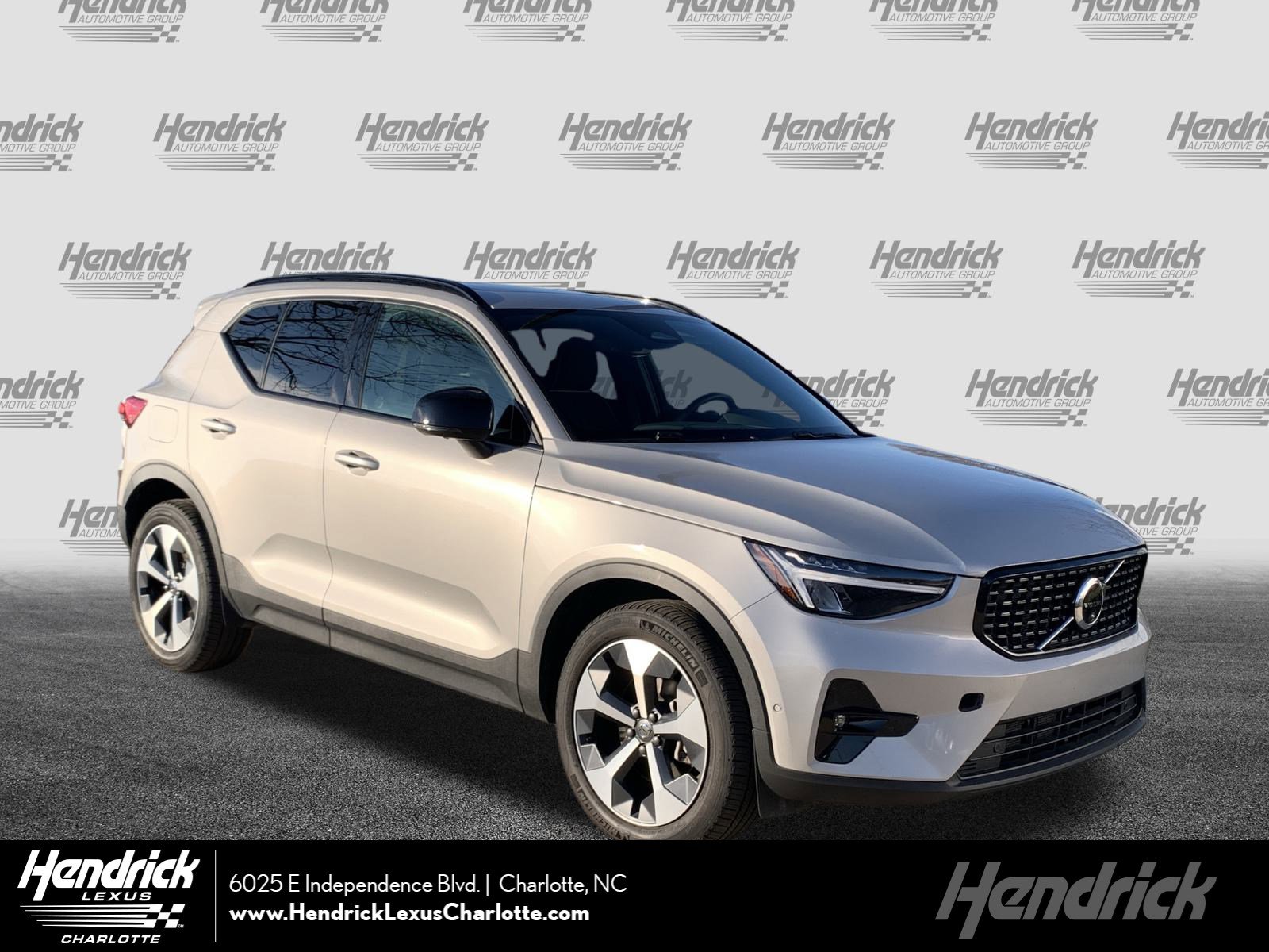Used 2025 Volvo XC40 B5 Plus image 1
