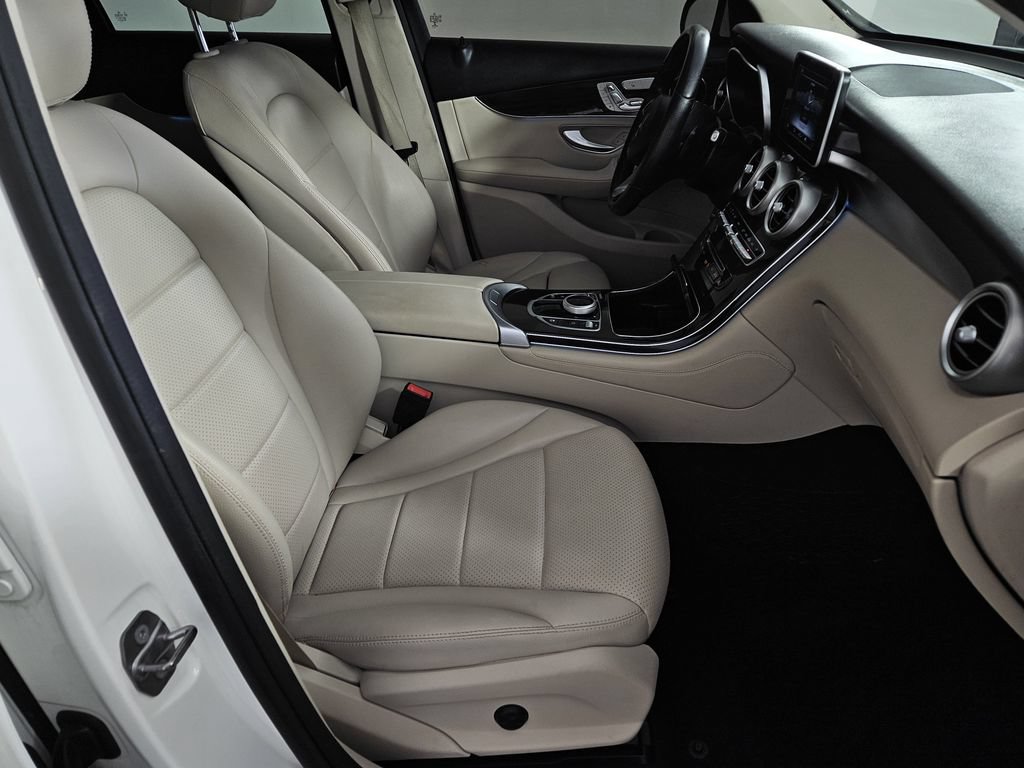 Used 2019 Mercedes-Benz GLC 300 4MATIC w/ Premium Package image 27