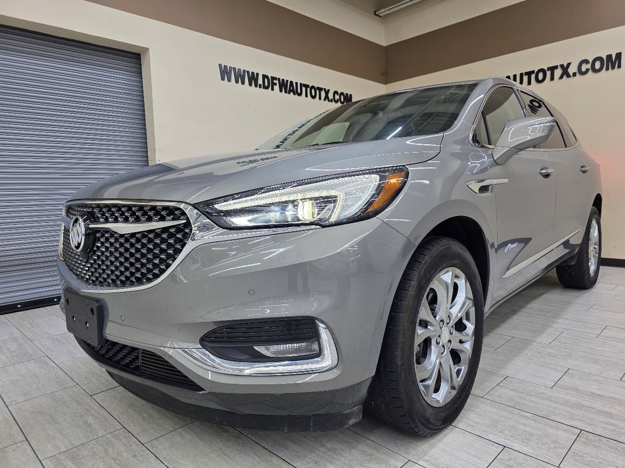 Used 2018 Buick Enclave Avenir w/ Avenir Technology Package FWD image 2