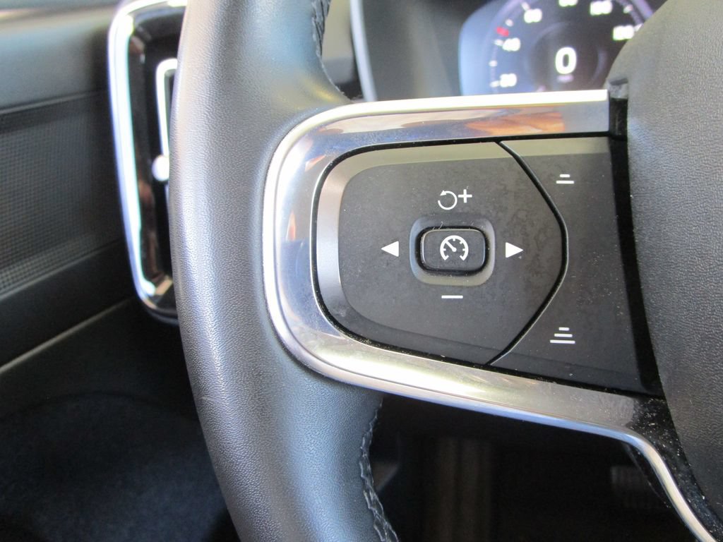 Used 2022 Volvo XC40 T5 Momentum AWD/4WD image 30