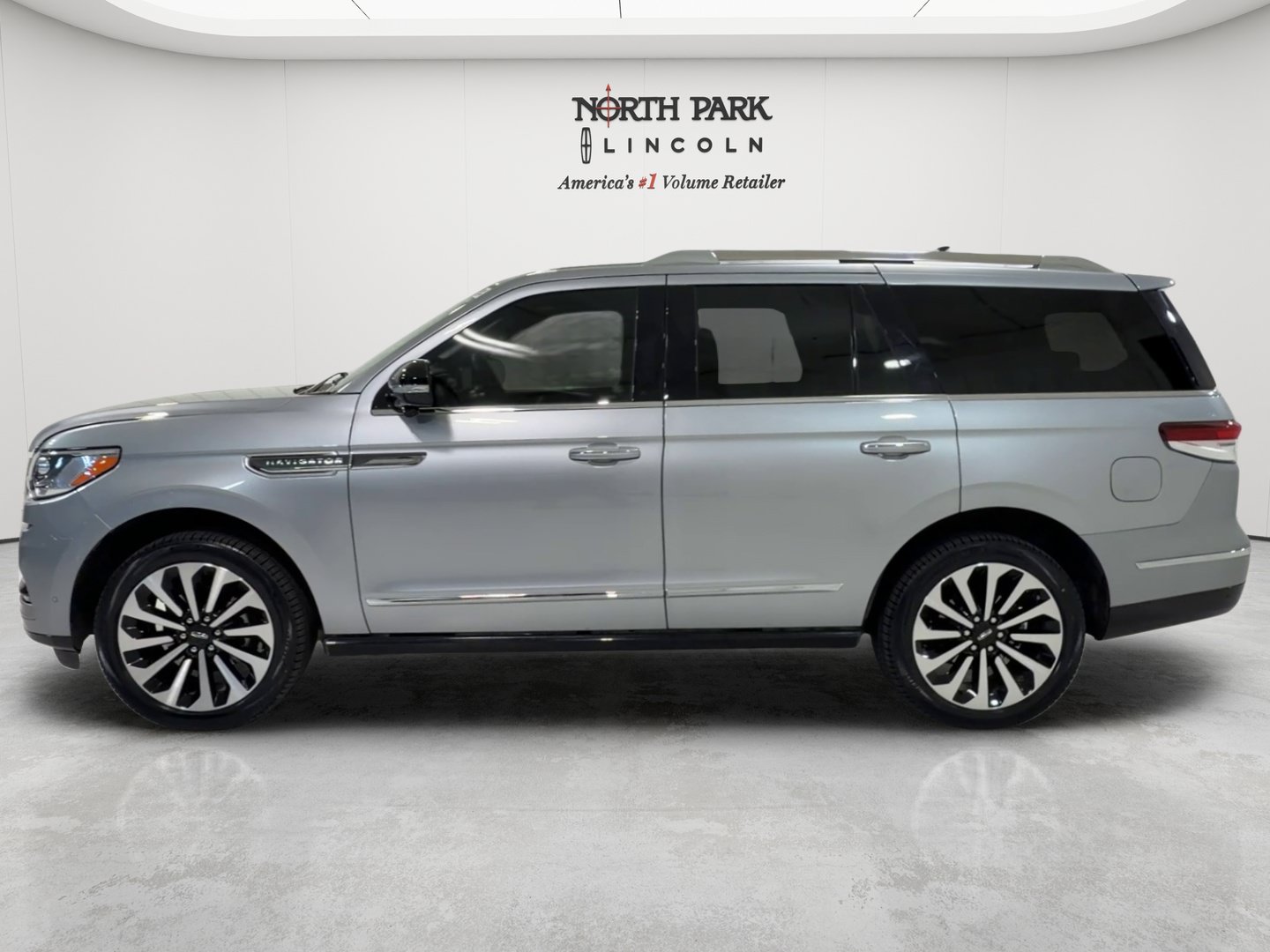 Used 2024 Lincoln Navigator Reserve AWD/4WD image 8