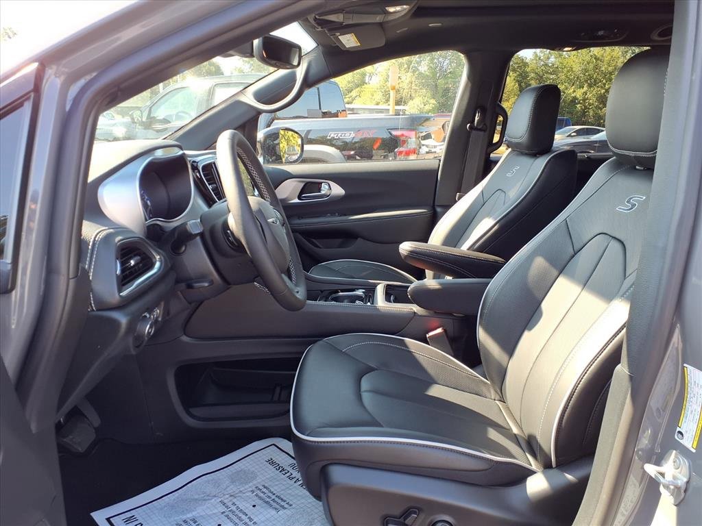 New 2025 Chrysler Pacifica Limited image 8