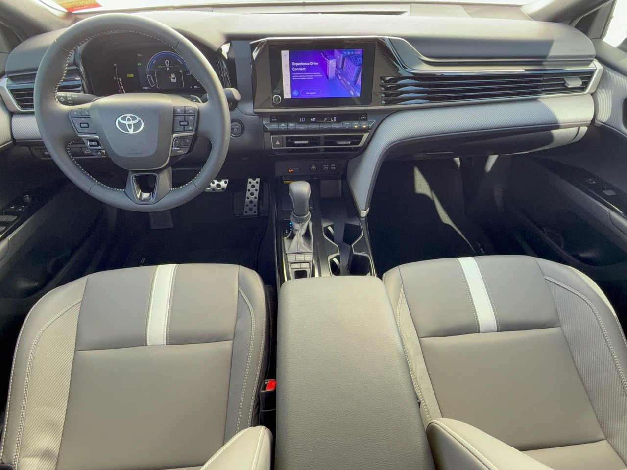 Used 2025 Toyota Camry SE w/ Convenience Package FWD image 17
