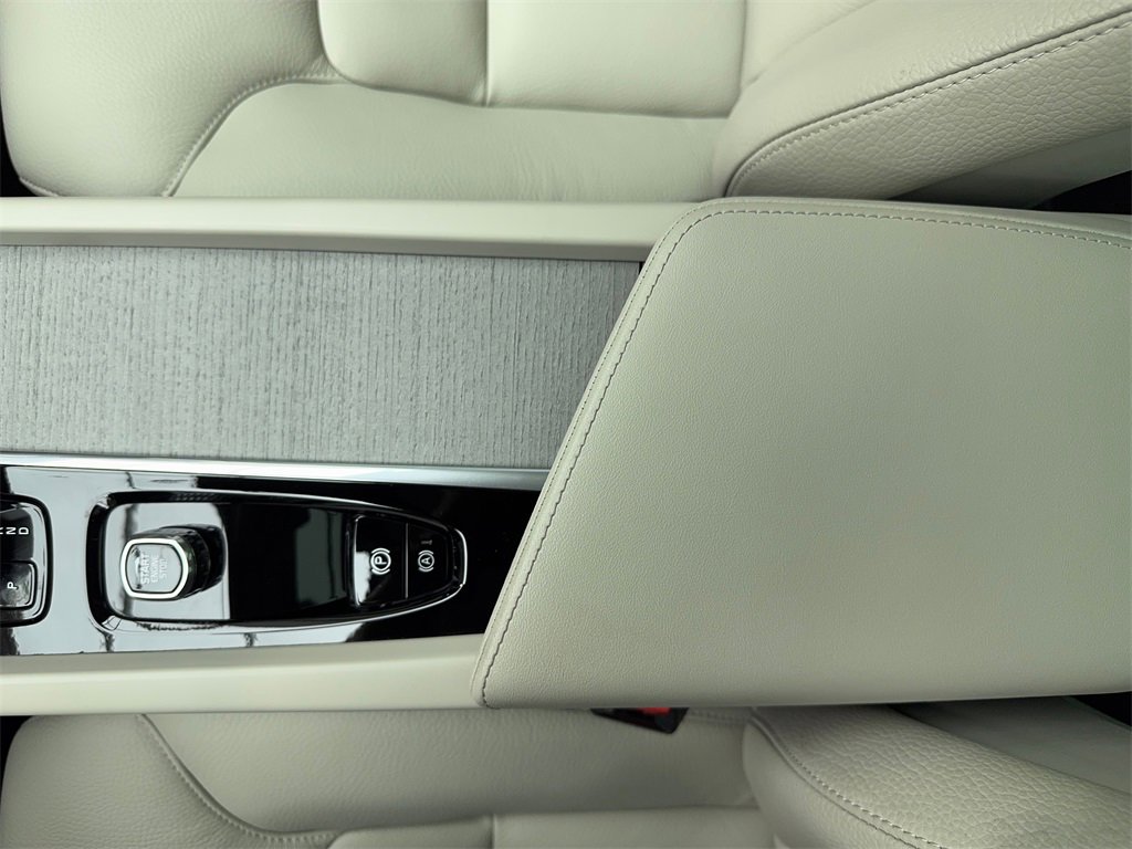 Used 2025 Volvo XC60 T8 Plus w/ Protection Package Premier image 33