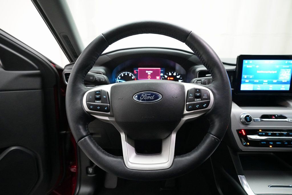 Used 2023 Ford Explorer XLT w/ Equipment Group 202A image 4