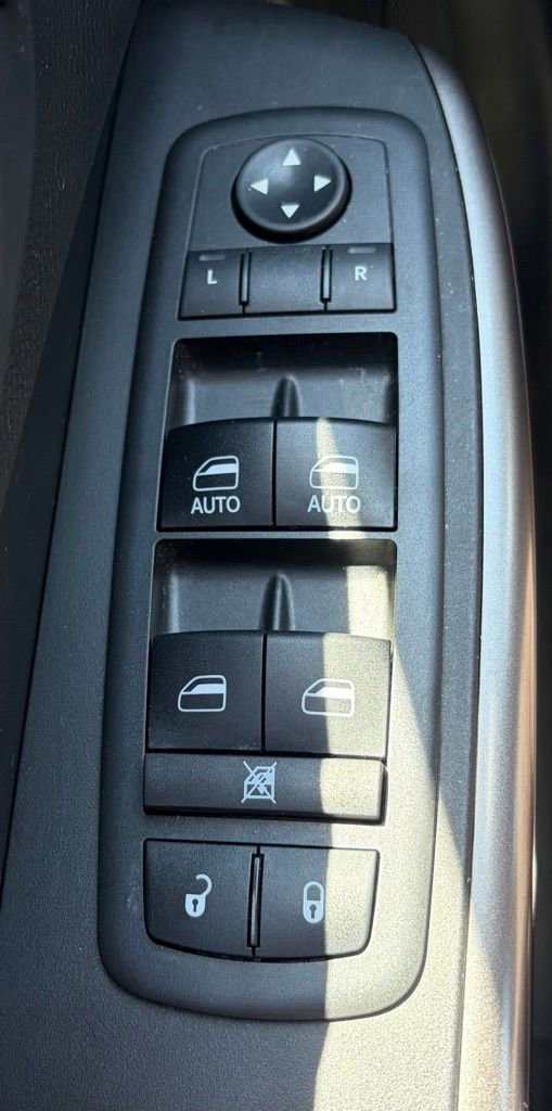 Used 2019 Jeep Cherokee Limited AWD/4WD image 17