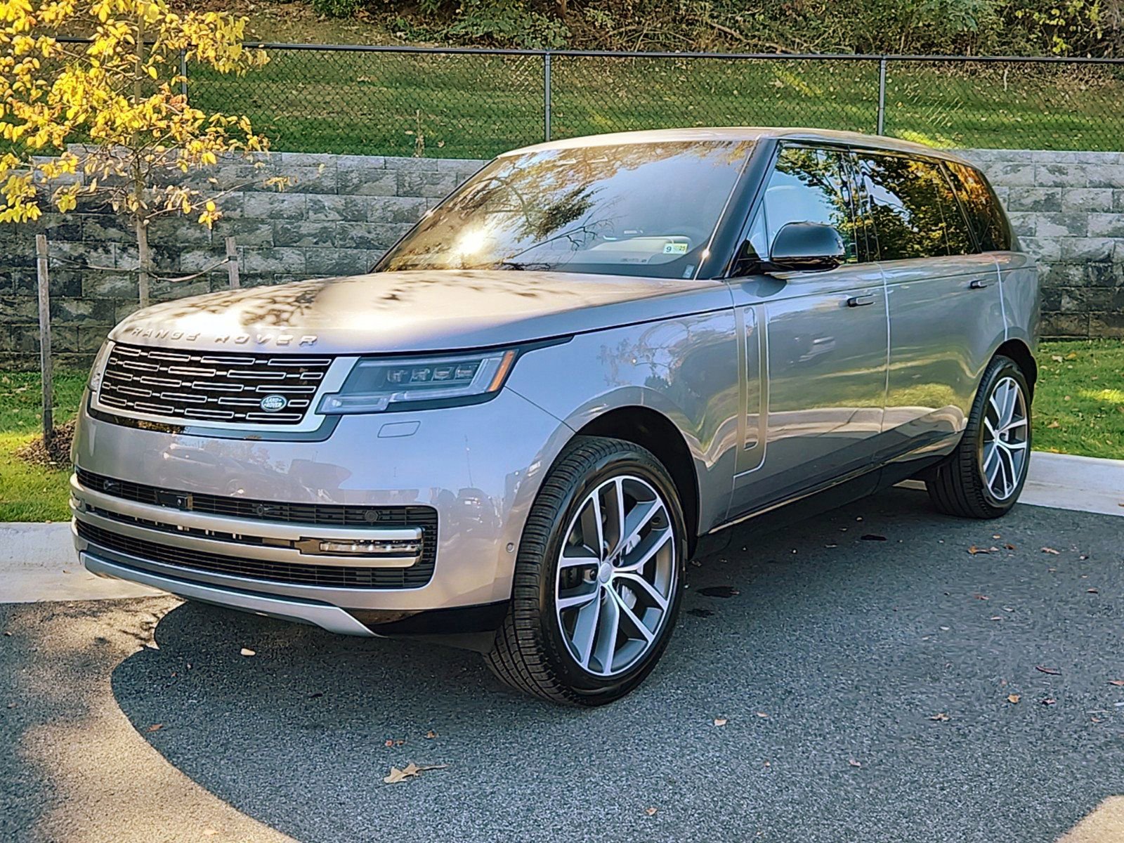 New 2025 Land Rover Range Rover Long Wheelbase SE image 1