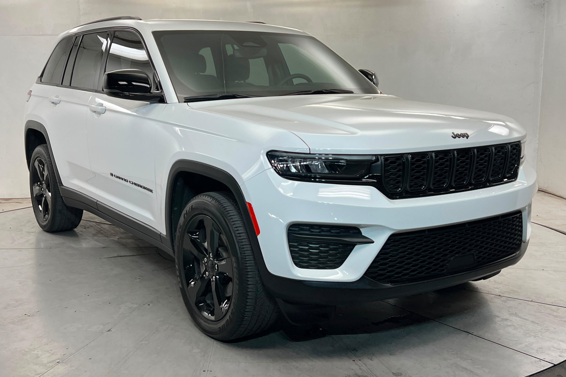 Used 2023 Jeep Grand Cherokee Altitude AWD/4WD image 7