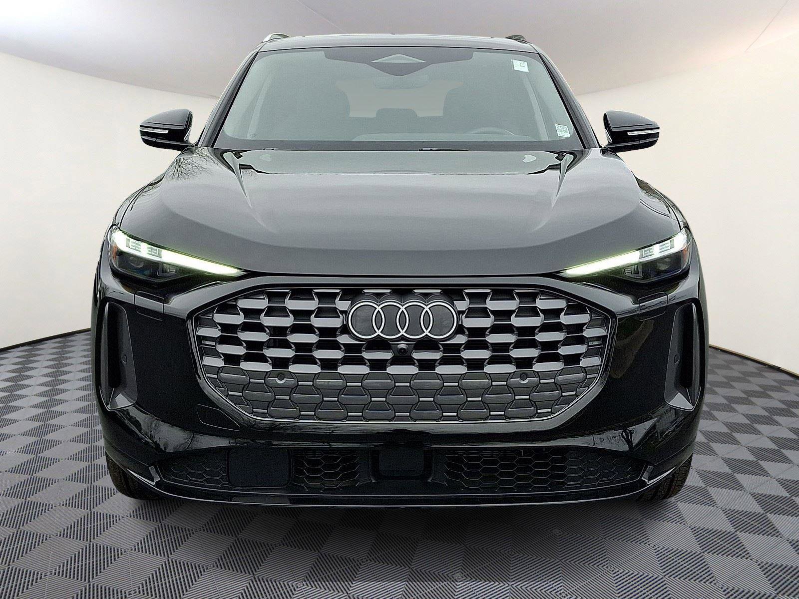 Used 2025 Audi Q5 Premium Plus w/ Premium Plus AWD/4WD image 2