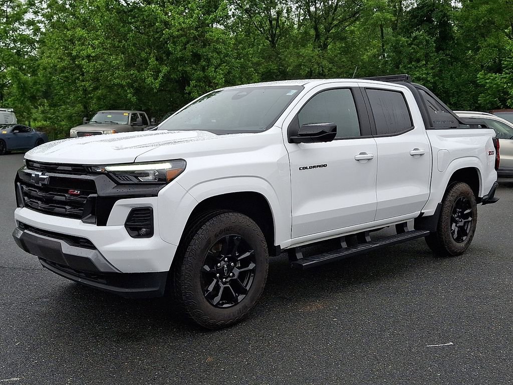 Used 2025 Chevrolet Colorado Z71 w/ Midnight Edition AWD/4WD image 3